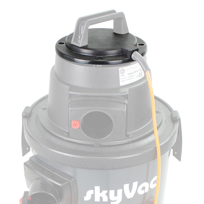 skyVac-toplåg vist monteret over motorhovedet