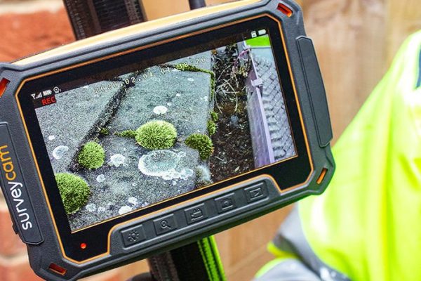 SurveyCam-skærm med billede af tag og tagrende